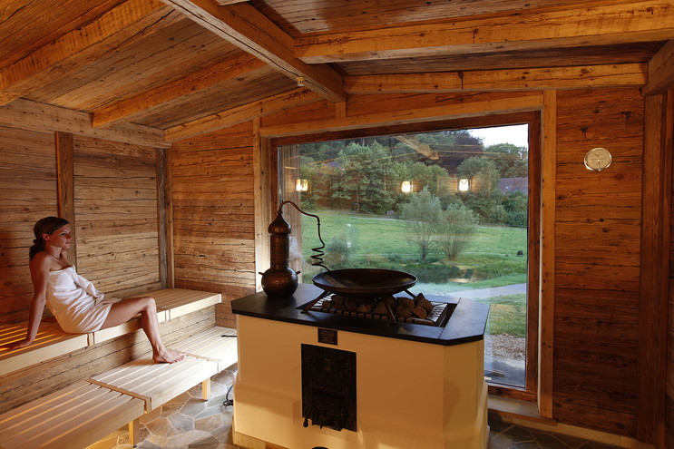 Den Ausblick auf Baiersbronn bei einem Saunagang genießen.