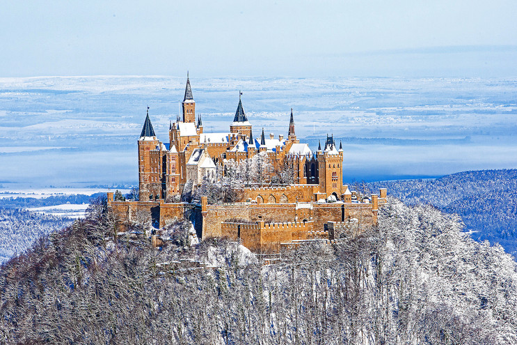 Die mächtige Burg Hohenzollern im Winter.