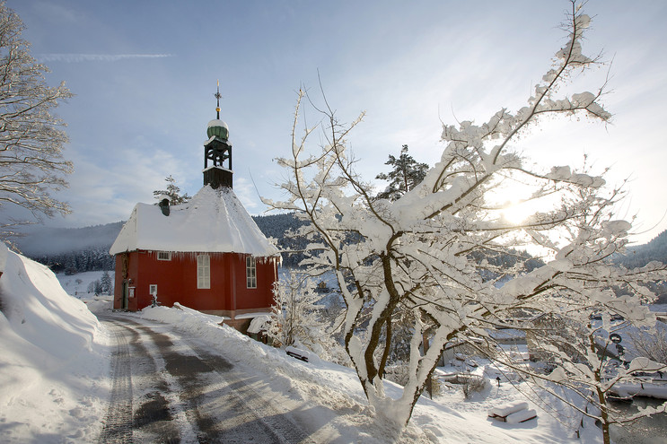 Die Michaelskirche mit Blick in Richung Baiersbronn im Winter.