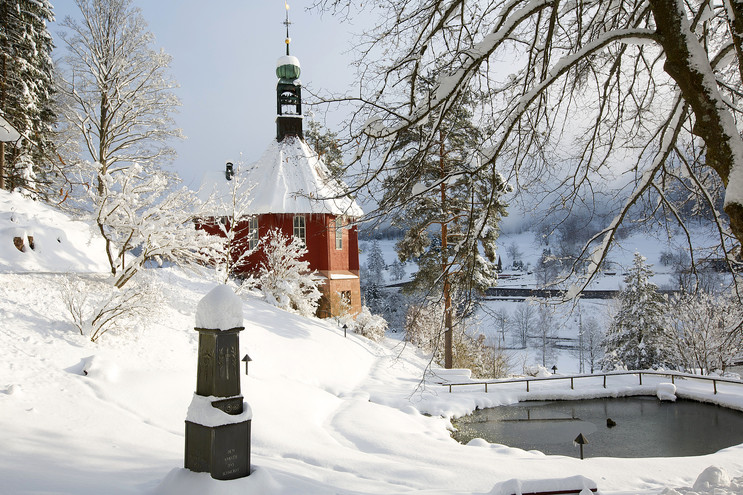 Die Michaelskirche im Winter mit Blick nach Baiersbronn.