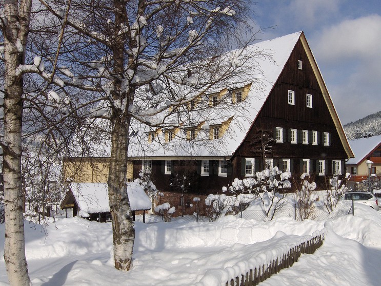 Der historische Waldknechtshof in Klosterreichenbach im Winter.