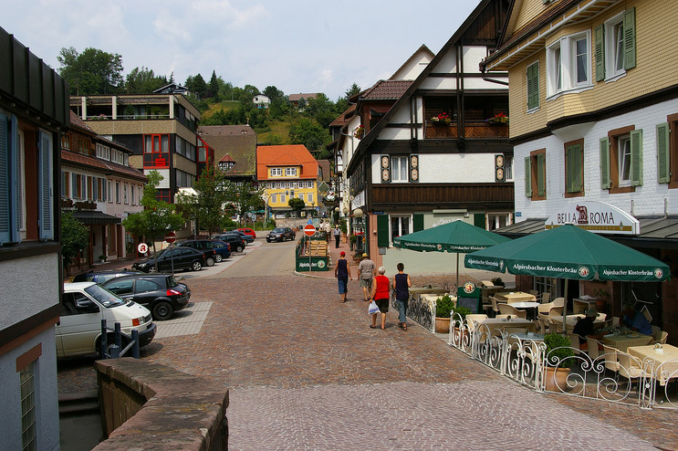 Die Marktstraße in Alprisbach.