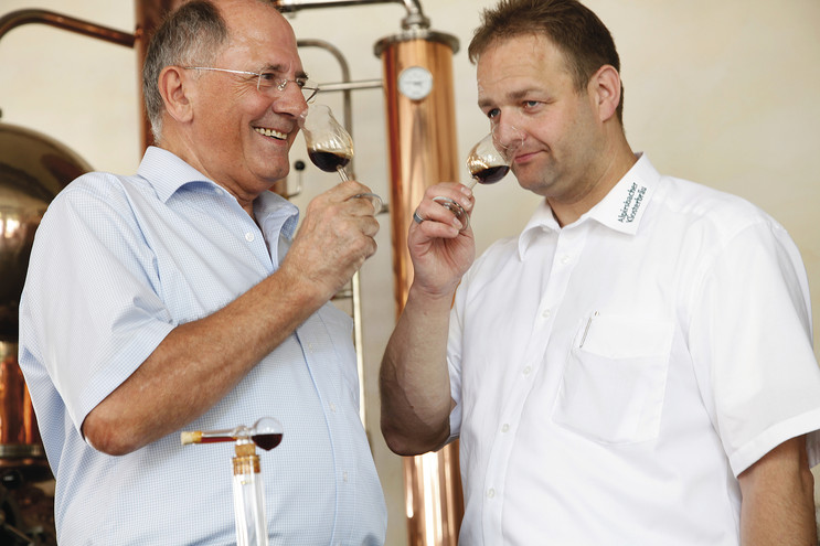 Bei einer Schnapsprobe können die Destillate von Alpirsbacher gekostet werden.