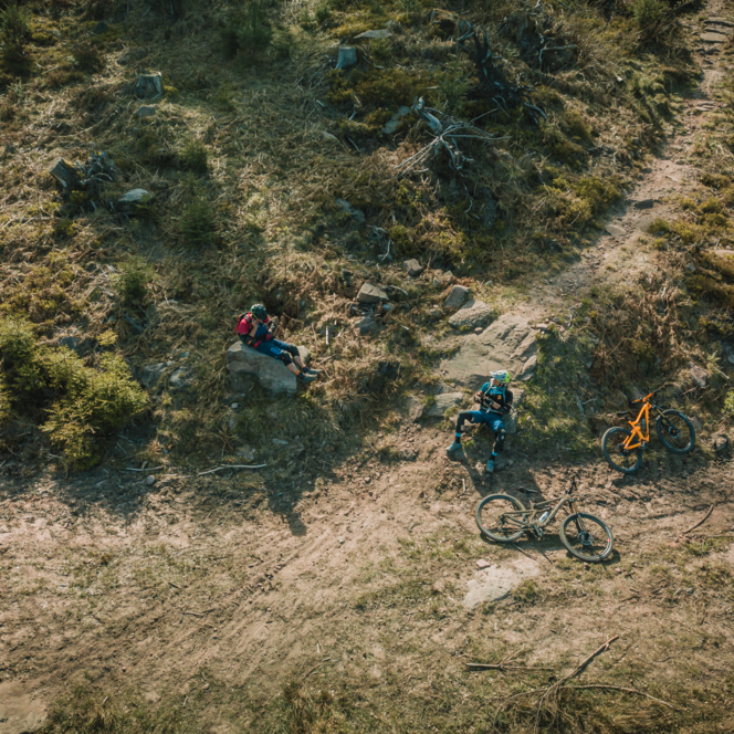 Mountainbikefahrer machen Pause an einem Trail in der Natur