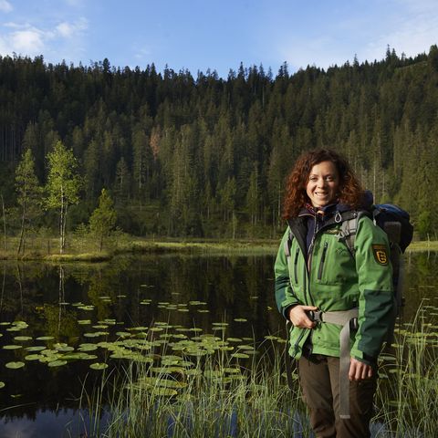 Rangerin Friederike Schneider steht an einem See im Nationalpark Schwarzwald