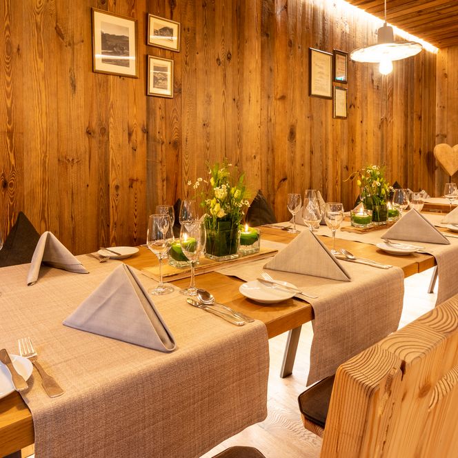 Gedeckte Tische im Kaminzimmer des Genusshotels Sackmann in Schwarzenberg