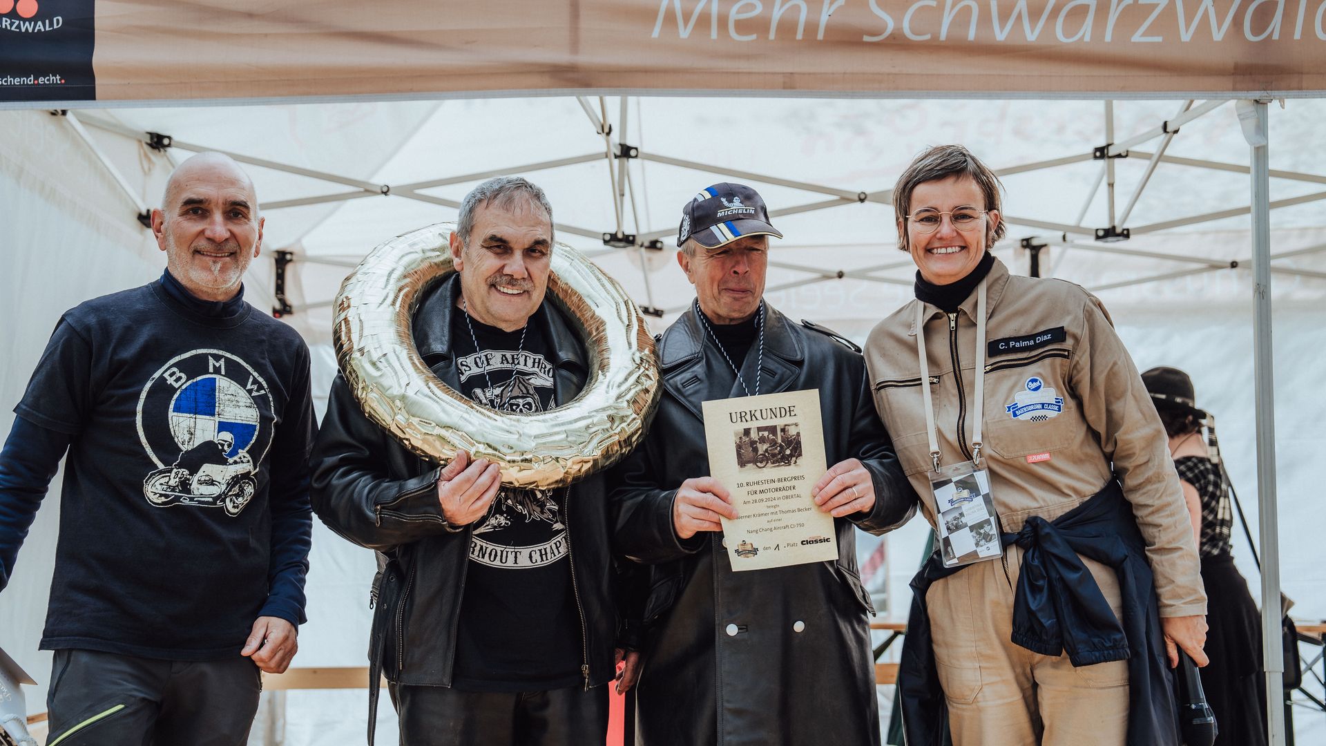Die erstplatzierten Teilnehmer des Ruhestein Bergrennens bei der Siegerehrung der Baiersbronn Classic mit einer Urkunde und einem goldenen Kranz