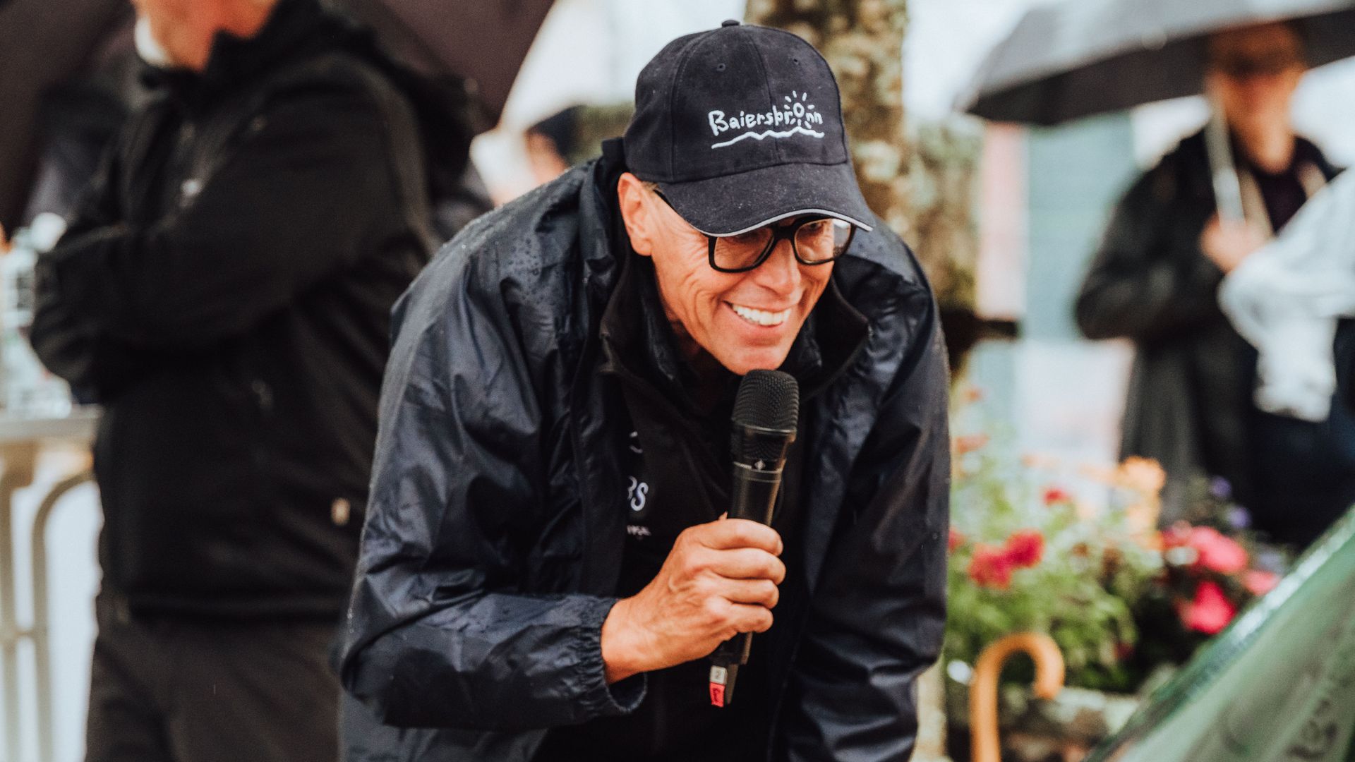 Ein Moderator mit Mikrofon bei der Baiersbronn Classic