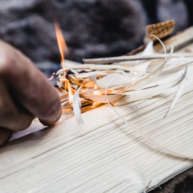 Anzünden eines Feuers im Trekking-Camp