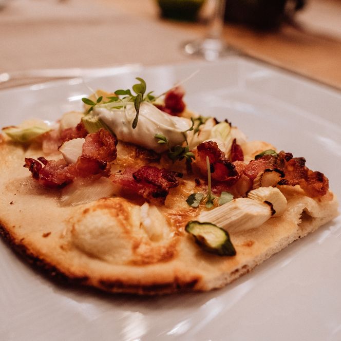 Spargel-Flammkuchen mit Speck