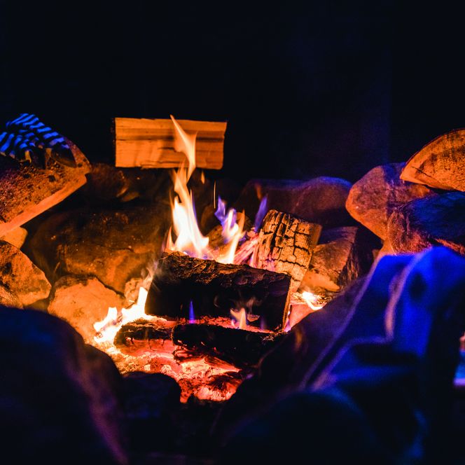 Loderndes Lagerfeuer im Trekking-Camp