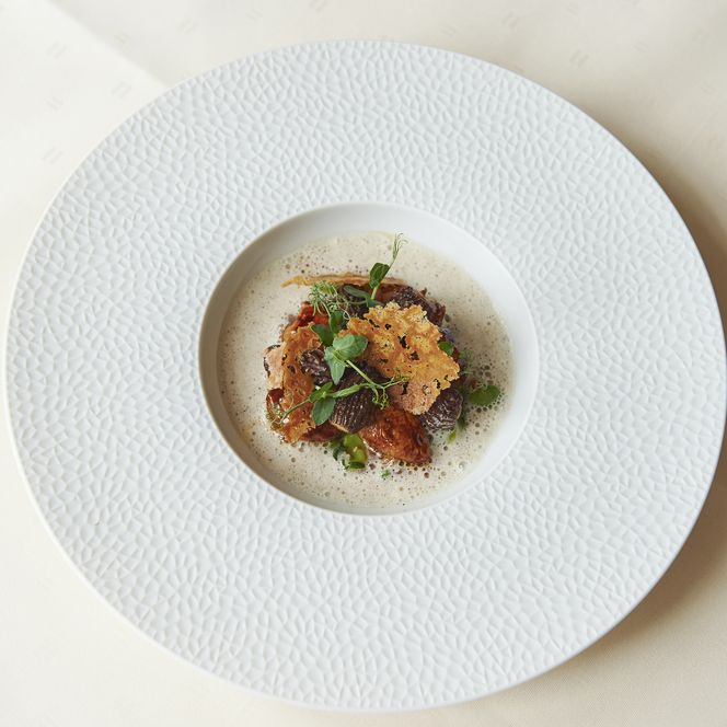 Gericht der Sterneküche auf einem Teller angerichtet