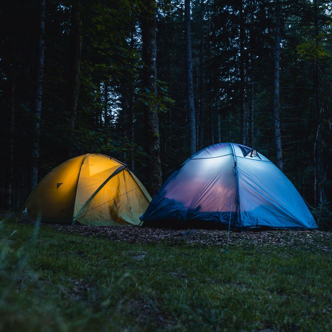 Zwei Zelte im Trekking-Camp Gutellbach in Baiersbronn-Mitteltal bei Nacht