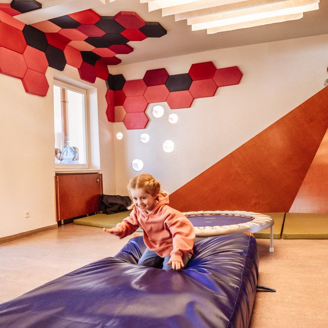 Ein Kind springt vom Trampolin auf eine Matte in Murgels Spielhaus in Baiersbronn.