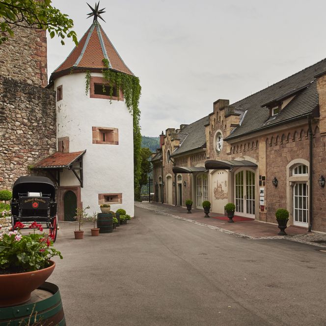 Eine schwarze Kutsche steht auf dem Innenhof des Schloss Ebersteins in Gernsbach