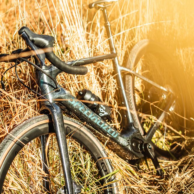 Ein Gravelbike liegt am Rand eines Weges