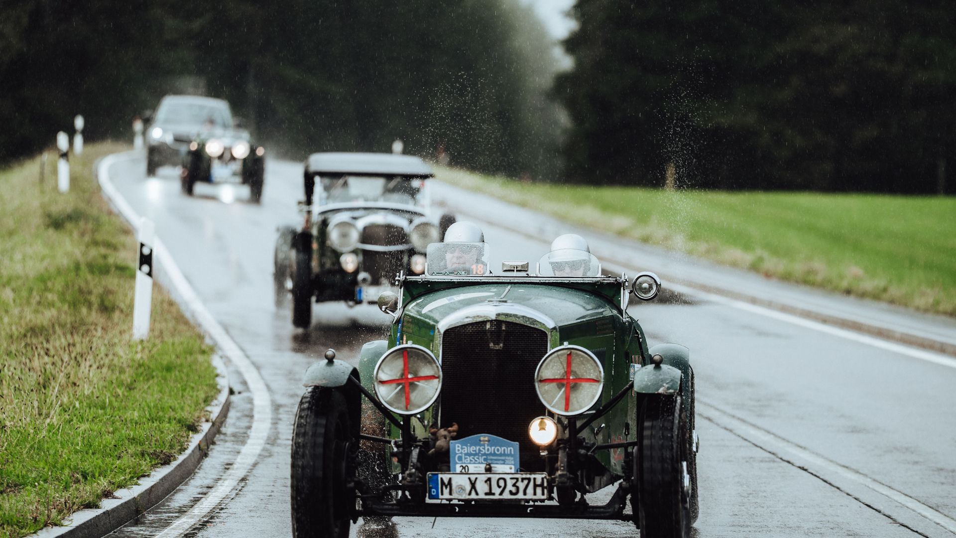 mehrere Oldtimer fahren eine Strecke der Baiersbronn Classic