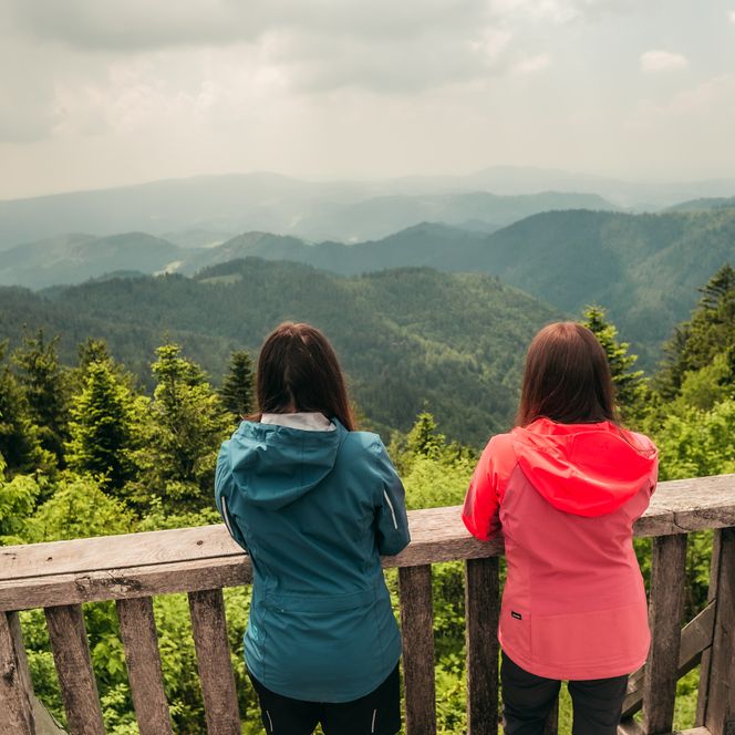 Zwei Wanderinnen stehen an der Aussichtsplattform am Steinmäuerle im Nationalpark Schwarzwald