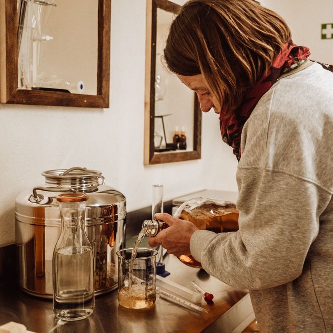 Kathrin Schray aus Schönmünzach beim Umfüllen einer Spitituose in ihrer Schnapsbrennerei