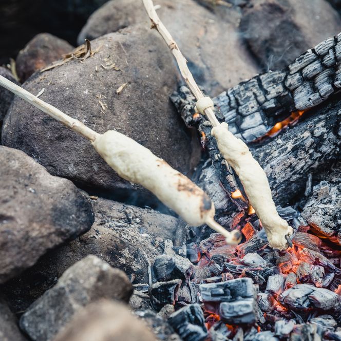 Stockbrot am Lagerfeuer im Trekking-Camp bei Baiersbronn.