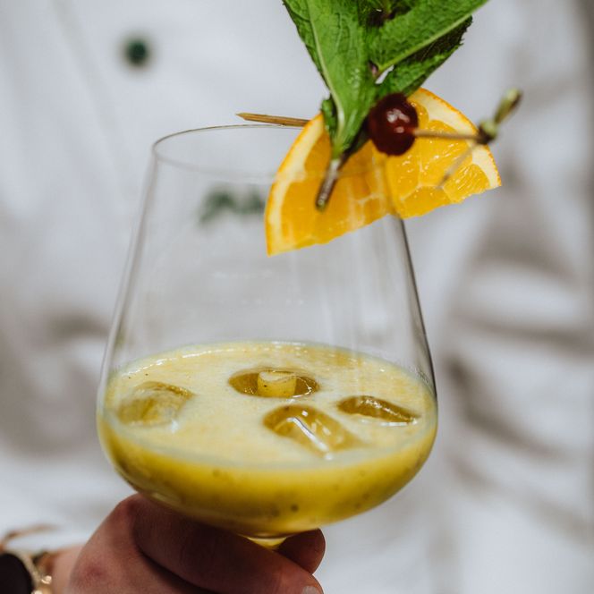 Selbstgemachter Cocktail der Baiersbronner Miniköche mit Orangen-Garnitur