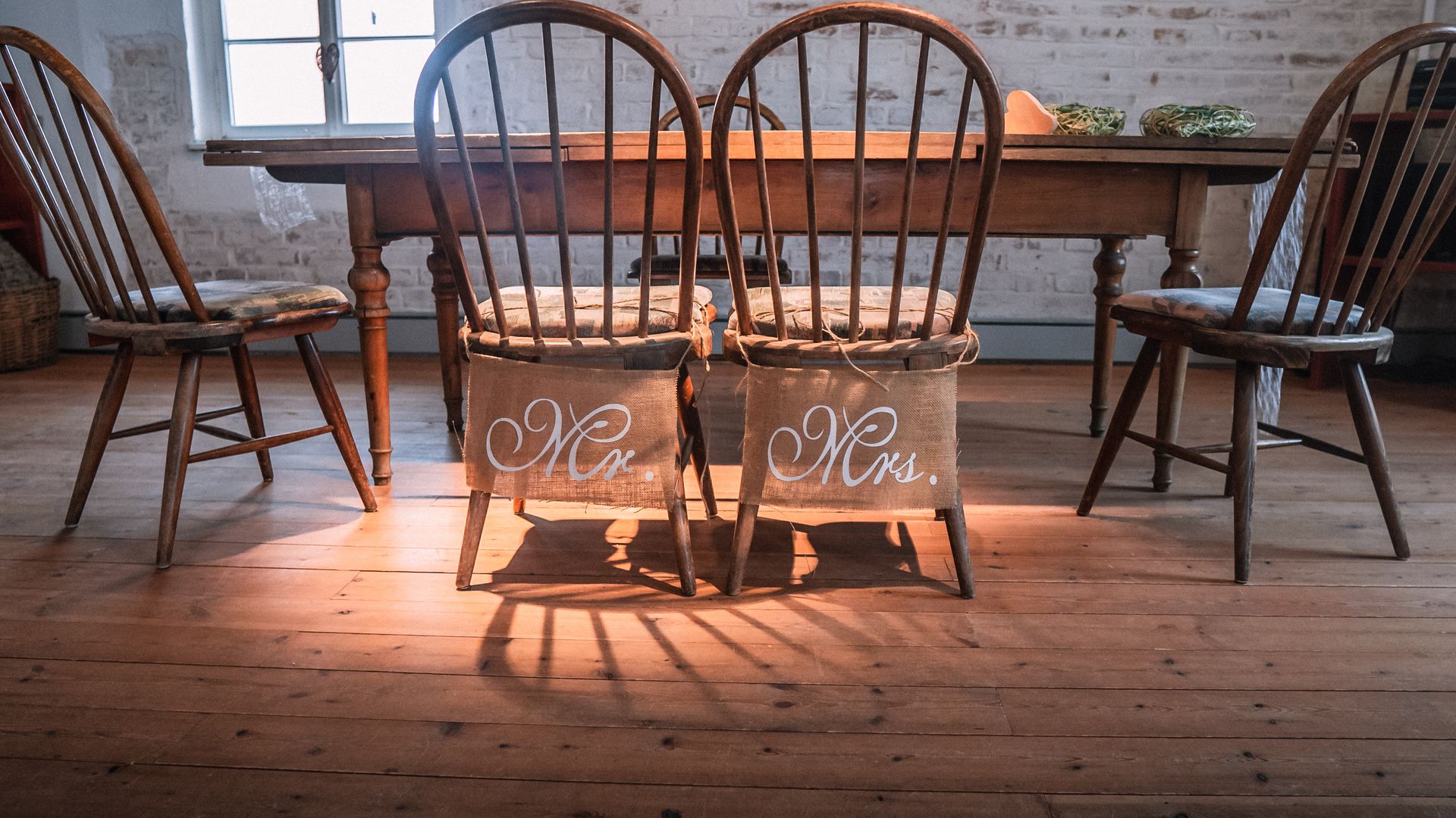 Stühle für das Brautpaar im Kulturpark Glashütte Buhlbach
