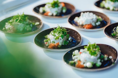 Auf einem Tisch stehen mehrere Teller mit angerichteten Hauptspeisen