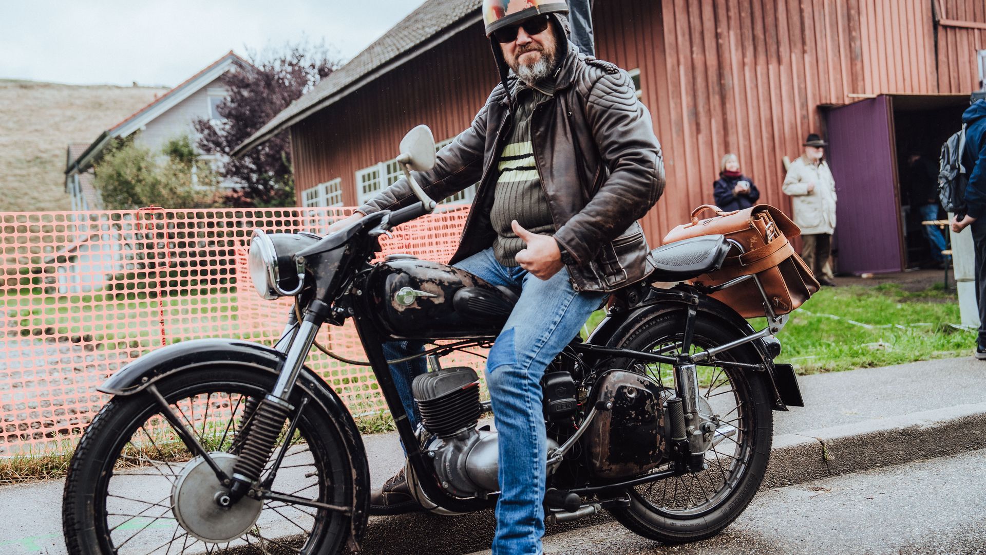 Ein Teilnehmer der Baiersbronn Classic auf seinem Oldtimer Motorrad mit einer Satteltasche auf dem Gepäckträger