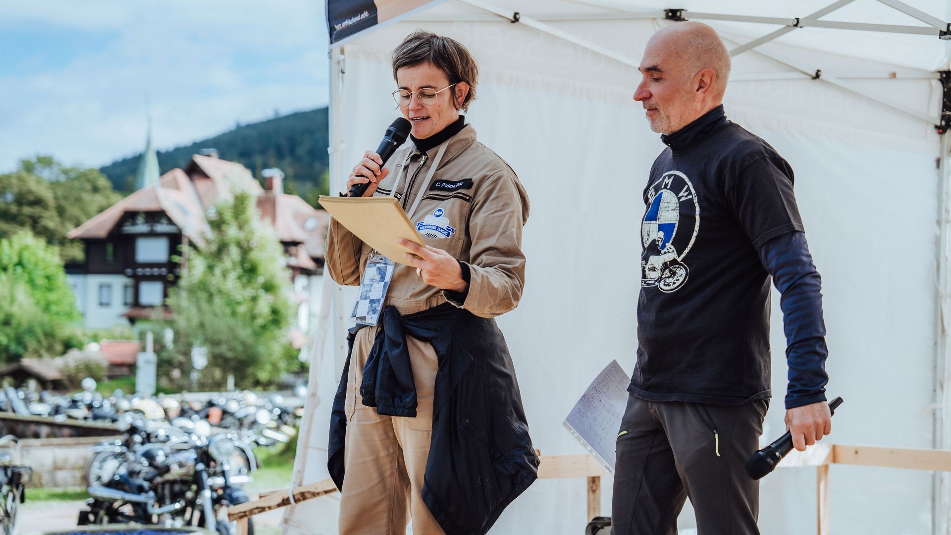 Tourismusdirektorin Christina Palma Diaz mit einer weiteren Person bei der Siegerehrung des Bergrennens der Baiersbronn Classic