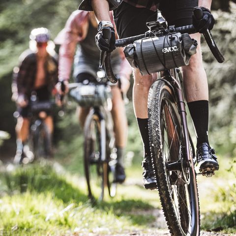 Personen mit dem Gravelbike auf einem Trail im Baiersbronner Bikehimmel