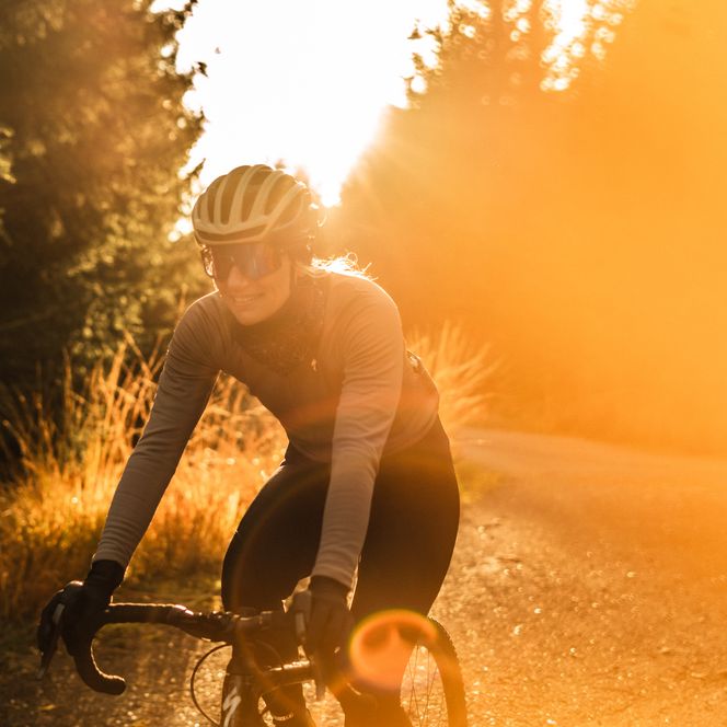 Eine Frau fährt mit dem Gravelbike durch den Baiersbronner Wald