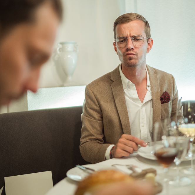 Joko Winterscheidt beim Essen im Sternerestaurant des Hotels Traube in Tonbach