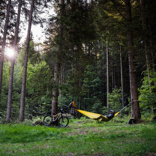 Eine Person liegt in einer Hängematte im Trekking-Camp in Baiersbronn