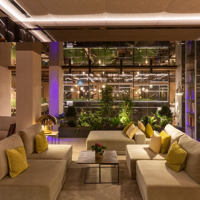 Mehrere Couchen in der Wein und Genusslounge des Genusshotels Sackmann in Schwarzenberg