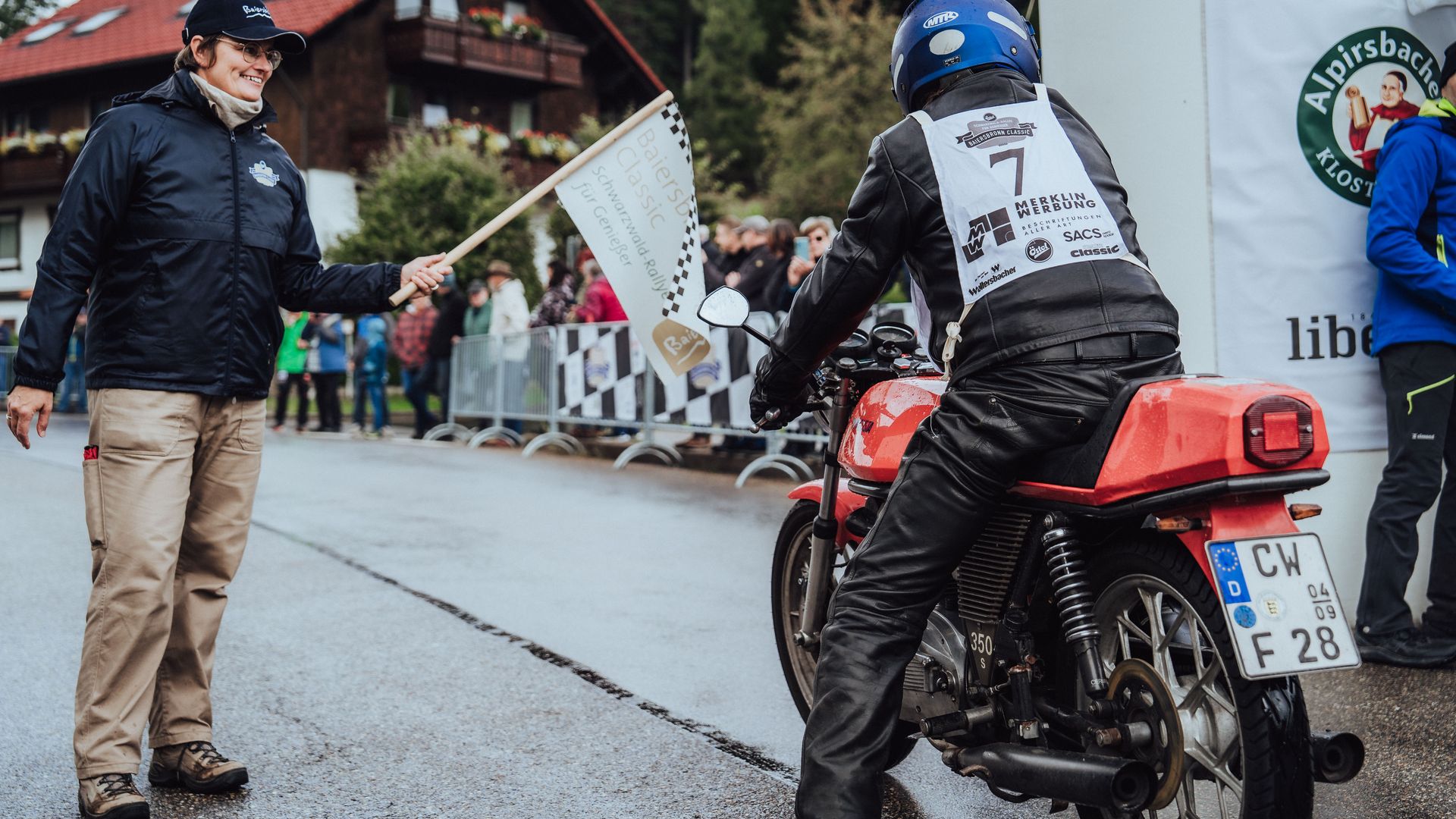 Teilnehmer der Baiersbronn Classic mit der Startnummer sieben auf seinem Oldtimer Motorrad am Startpunkt des Bergrennens