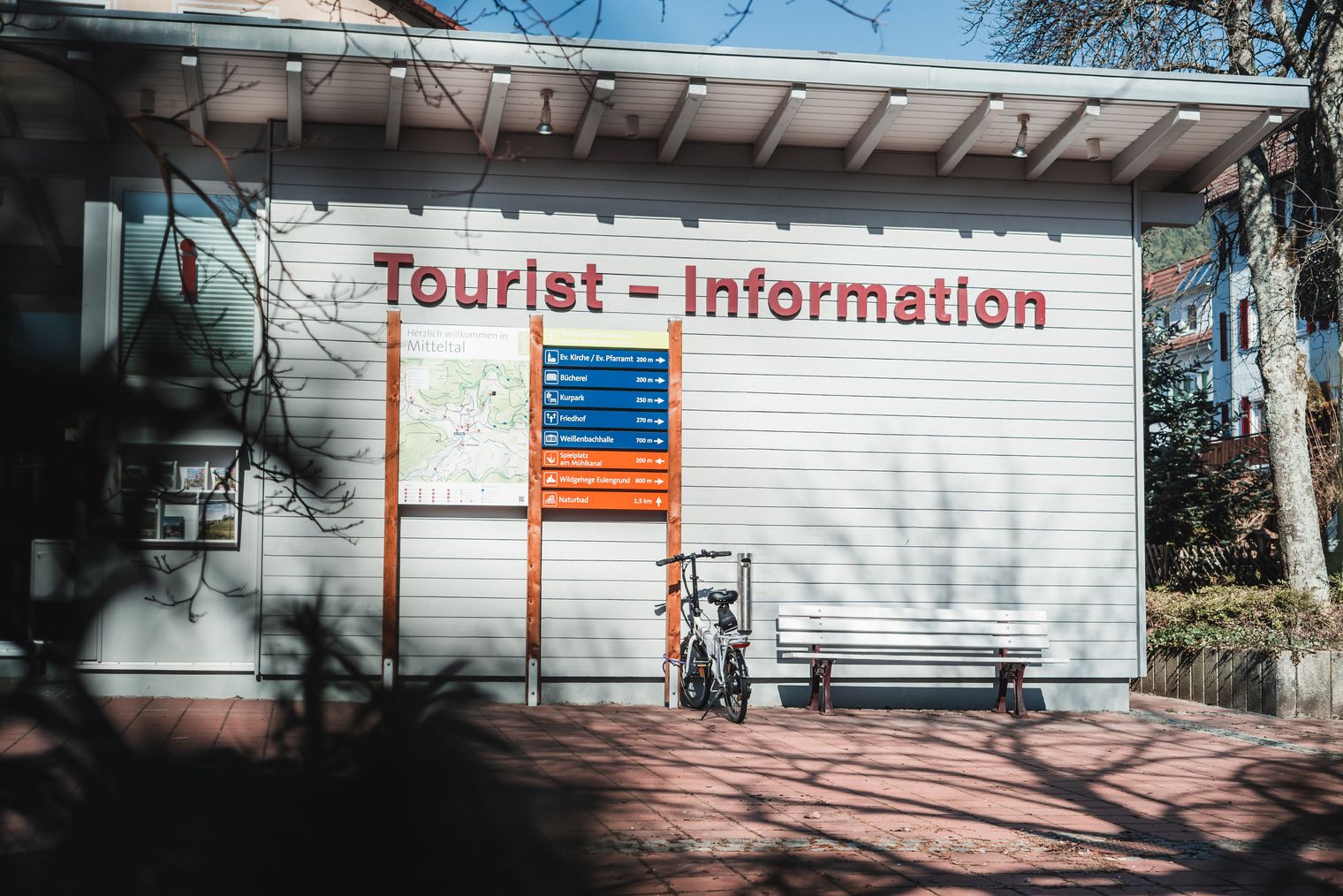 Außenansicht der Tourist-Information Mitteltal.