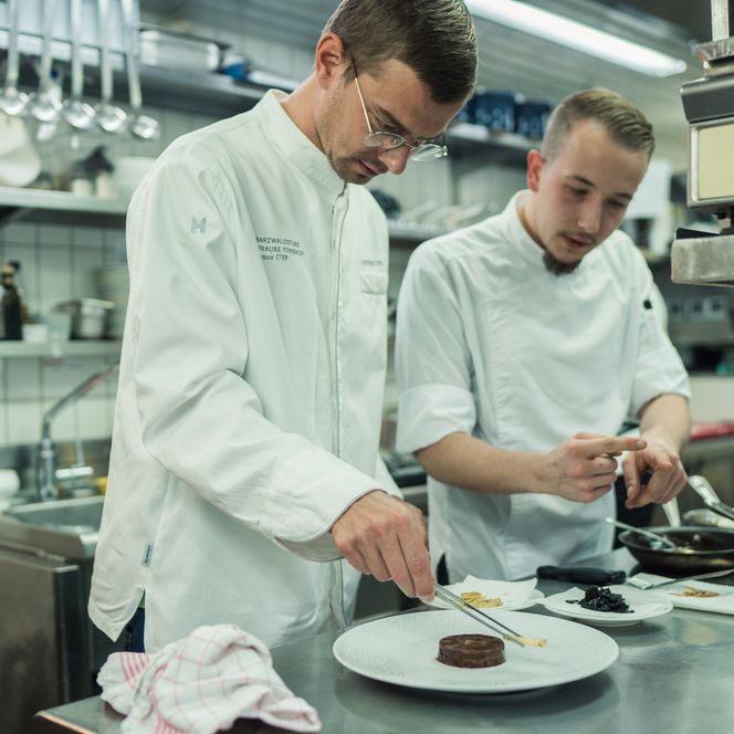 Joko Winterscheidt beim Anrichten eines Sternegerichts in der Küche des Hotels Traube in Tonbach