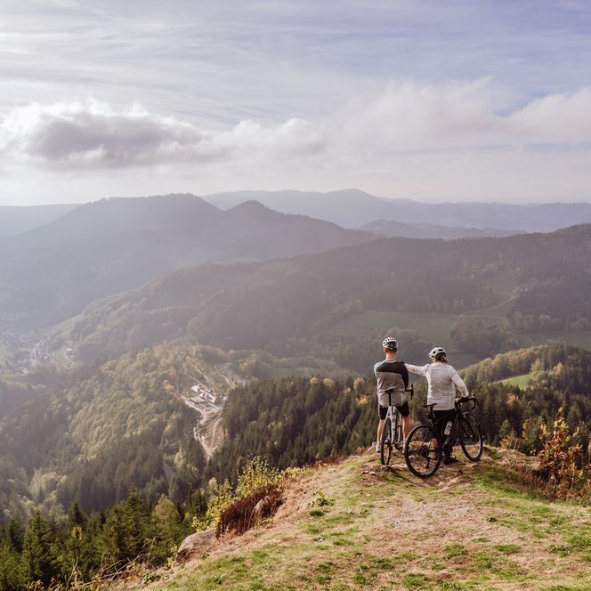Zwei Personen stehen mit ihren Gravel-Bikes an einem aussichtsreichen Punkt im Murgtal