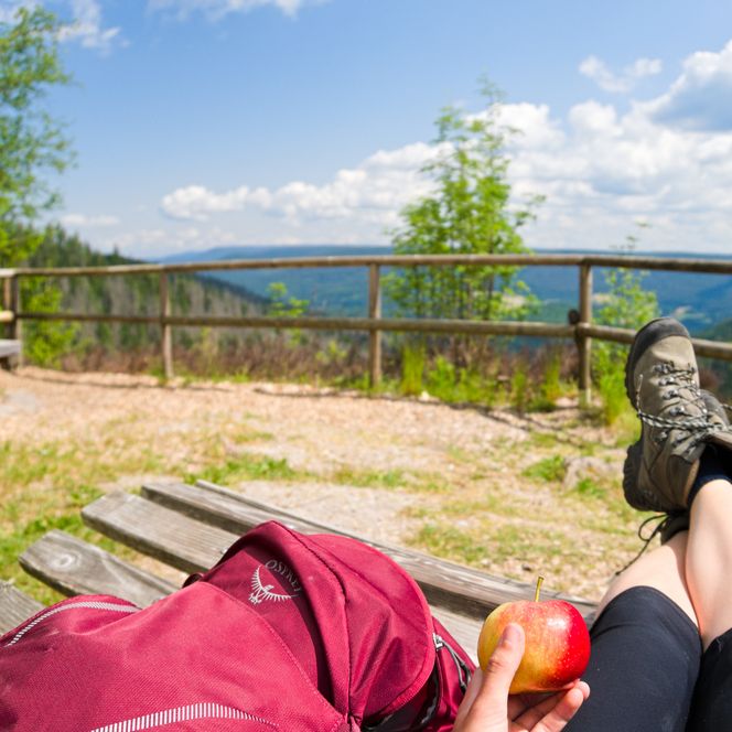 Wanderpause mit einem Vesper auf einer Bank auf der Murgleiter