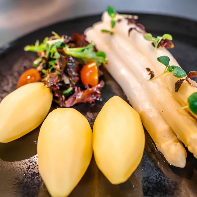 Weißer Spargel mit Kartoffeln und Salat