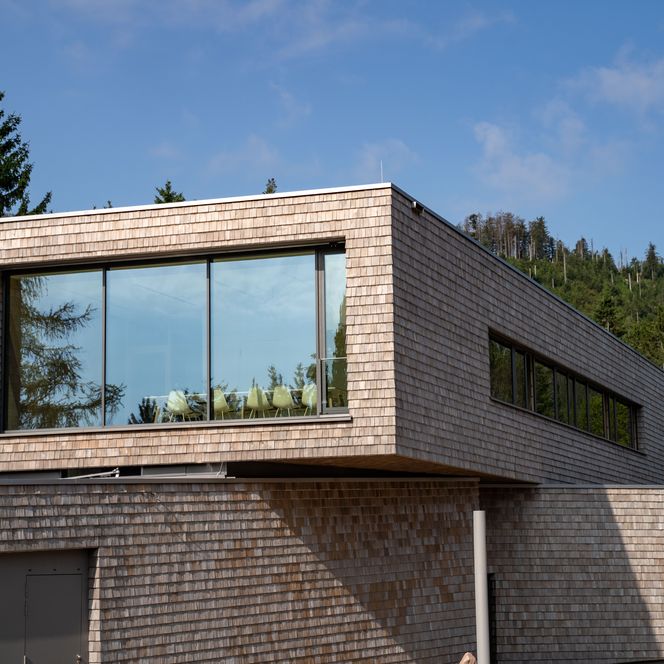Außenansicht des Nationalparkzentrums am Ruhestein mit Blick auf eine große Fensterfront