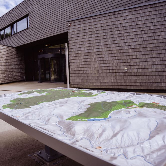 Modellnachbau einer Landkarte über den Nationalpark Schwarzwald vor dem Eingang des Nationalparkzentrums am Ruhestein