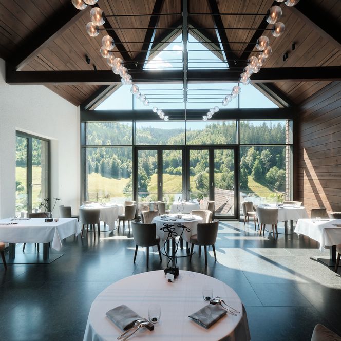 Gedeckte Tische im Drei-Sterne-Restaurant Schwarzwaldstube im Hotel Traube Tonbach