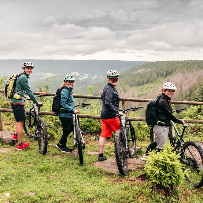 Mountainbikefahrer stehen gemeinsam an einem aussichtsreichen Punkt in Baiersbronn