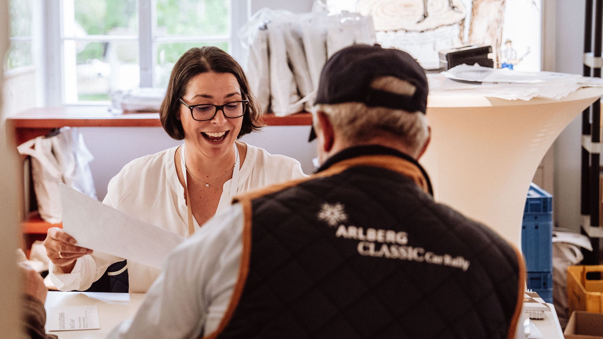 Ein Teilnehmer bei der Anmeldung im Veranstaltungsbüro der Baiersbronn Classic