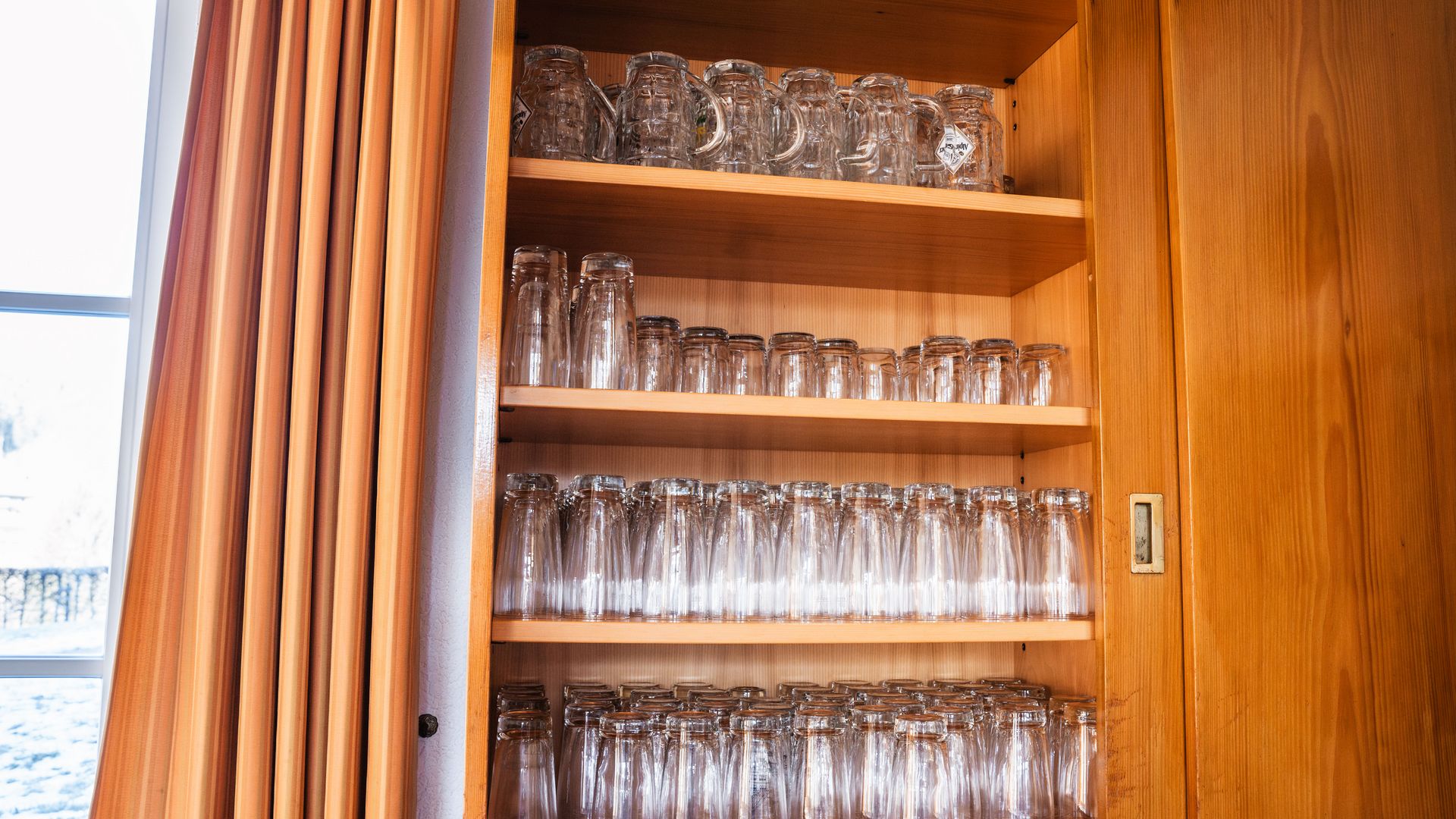 Gläserschrank im Haus des Gastes in Tonbach