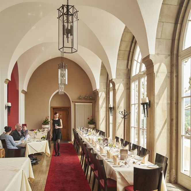 Gedeckte Tische im Restaurant Schloss-Schänke des Schloss Ebersteins in Gernsbach