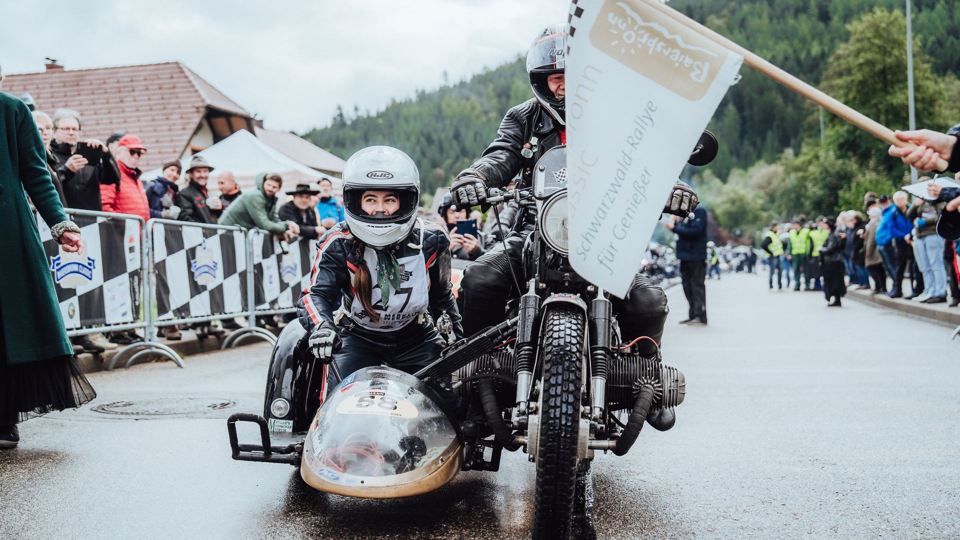 Teilnehmer der Baiersbronn Classic auf ihrem Oldtimer Motorrad mit Seitenwagen in Startposition