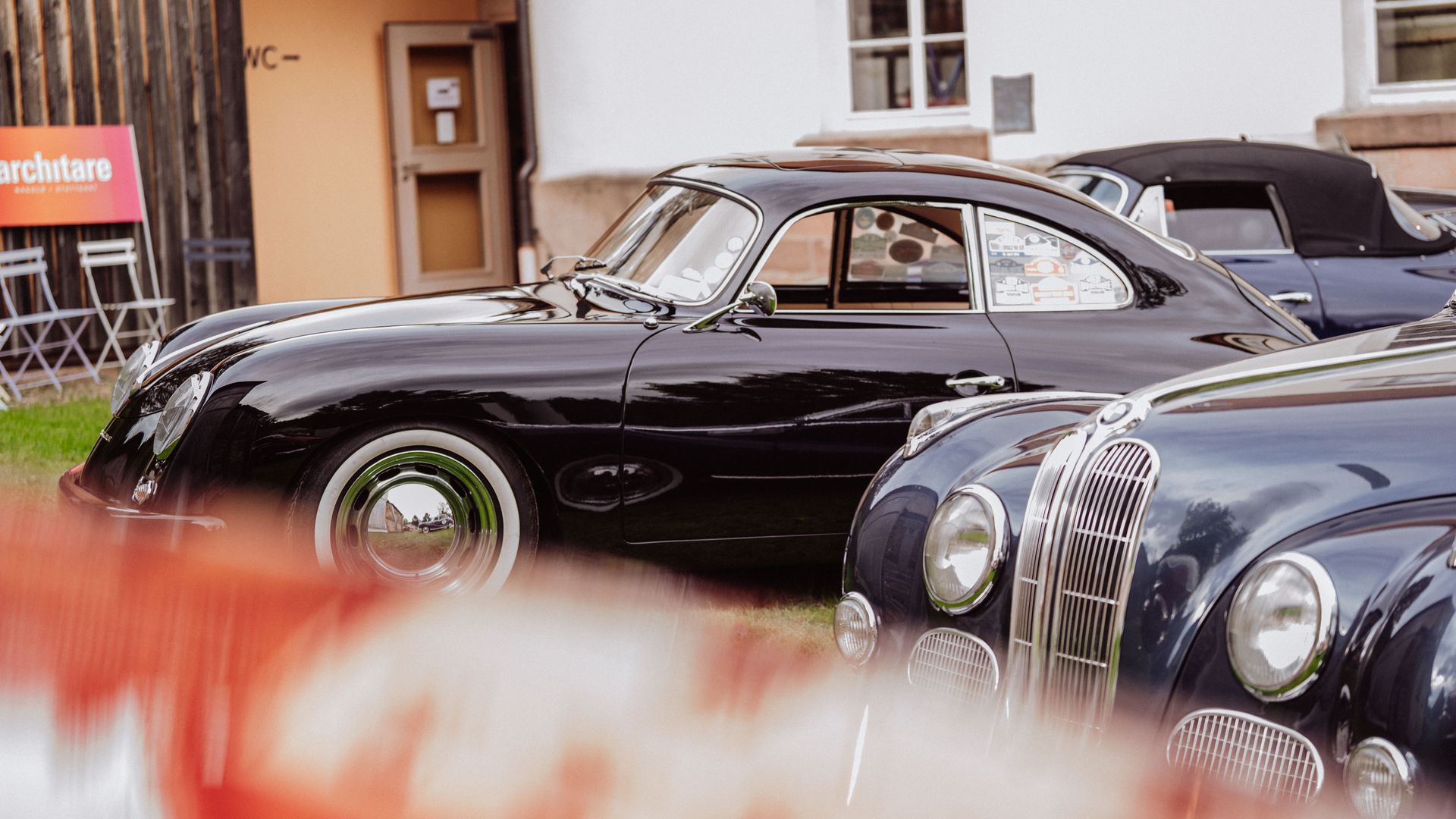 Ein schwarzer Oldtimer auf dem Geländer der Baiersbronn Classic
