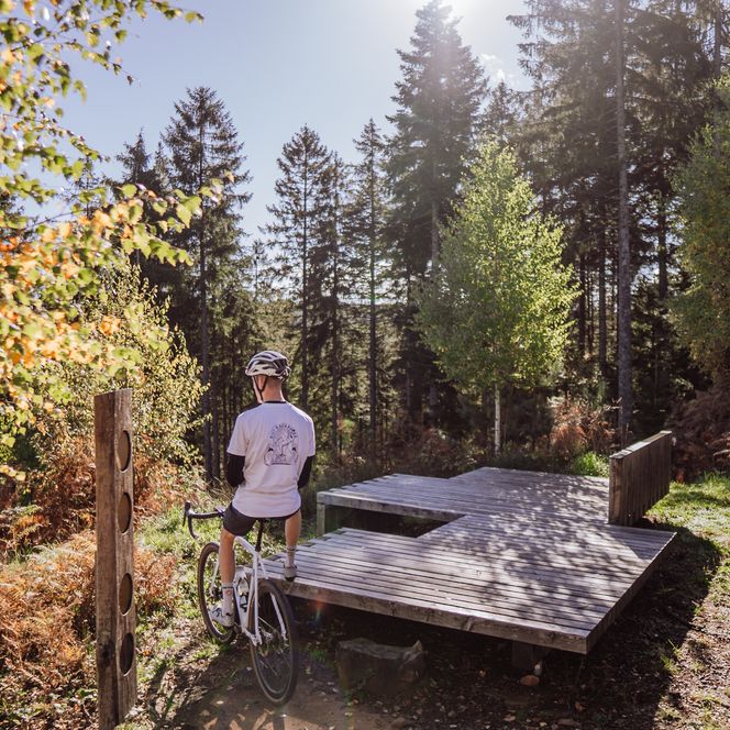 Eine Person steht mit dem Gravelbike am Genussplatz Walterhütte in Baiersbronn